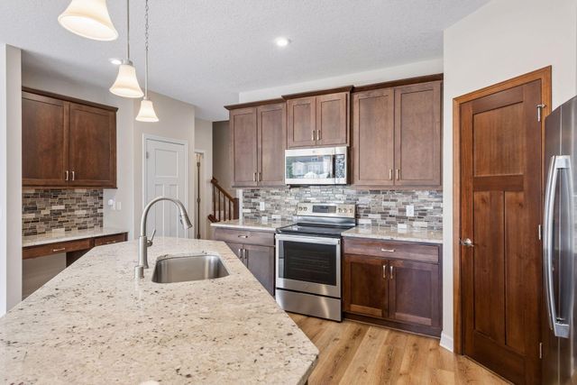 1055 Roselyn Drive, Victoria, MN 55386