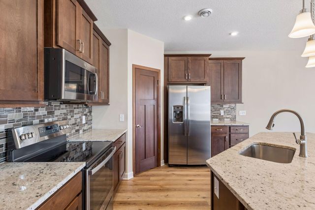 1055 Roselyn Drive, Victoria, MN 55386