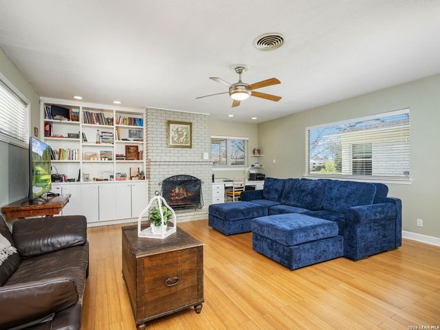 327 Tophill, San Antonio, TX 78209