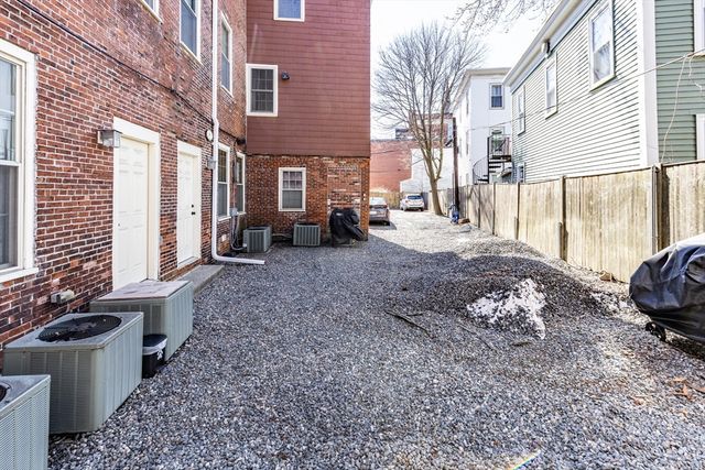 8 Union St 1, Salem, MA 01970