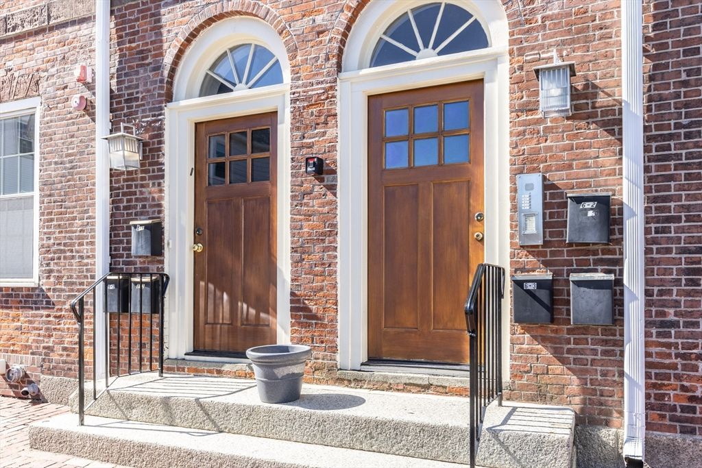 8 Union St 1, Salem, MA 01970