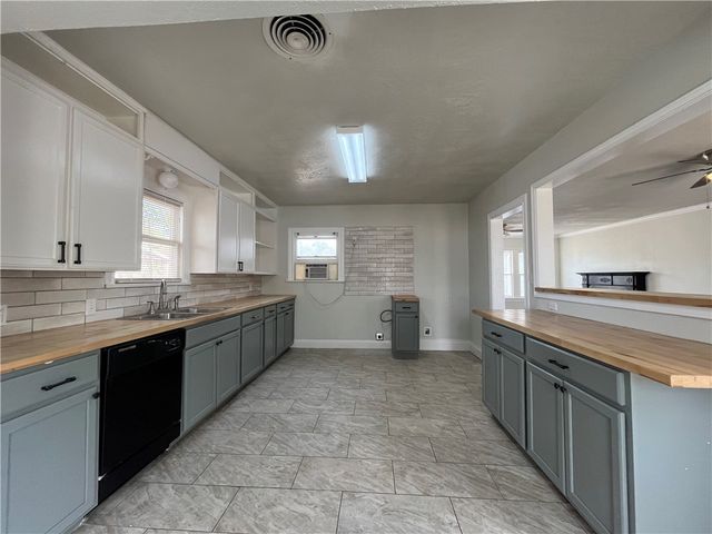 1253 Logan Ave, Corpus Christi, TX 78404