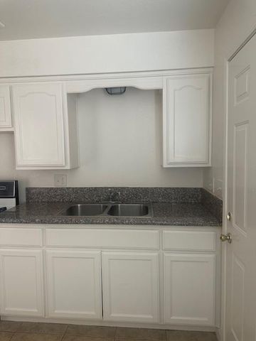 2967 E Iowa Avenue, Fresno, CA 93701