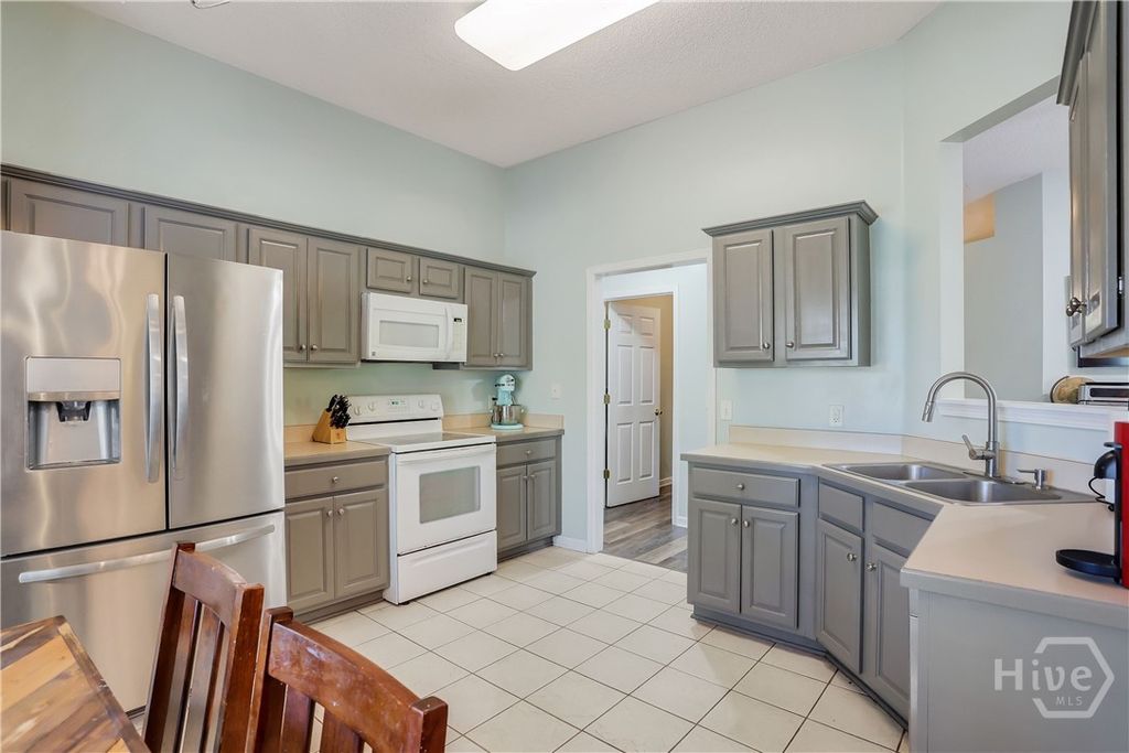 Image 14 of property listing at 15 Heron View Court, Richmond Hill, GA 31324