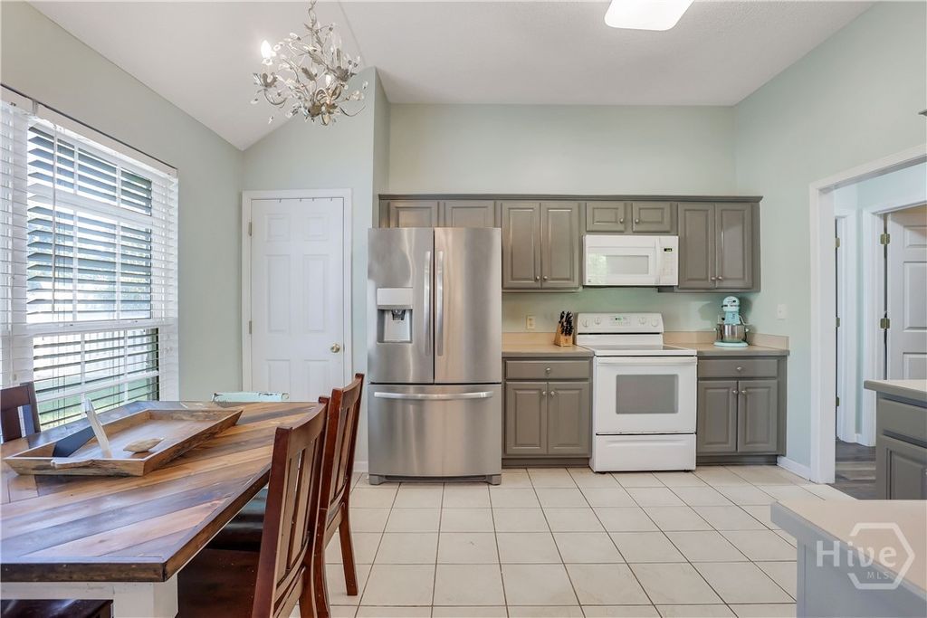 Image 16 of property listing at 15 Heron View Court, Richmond Hill, GA 31324