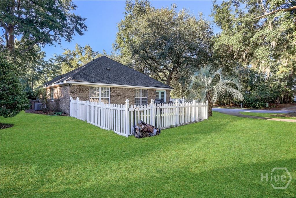 Image 34 of property listing at 15 Heron View Court, Richmond Hill, GA 31324