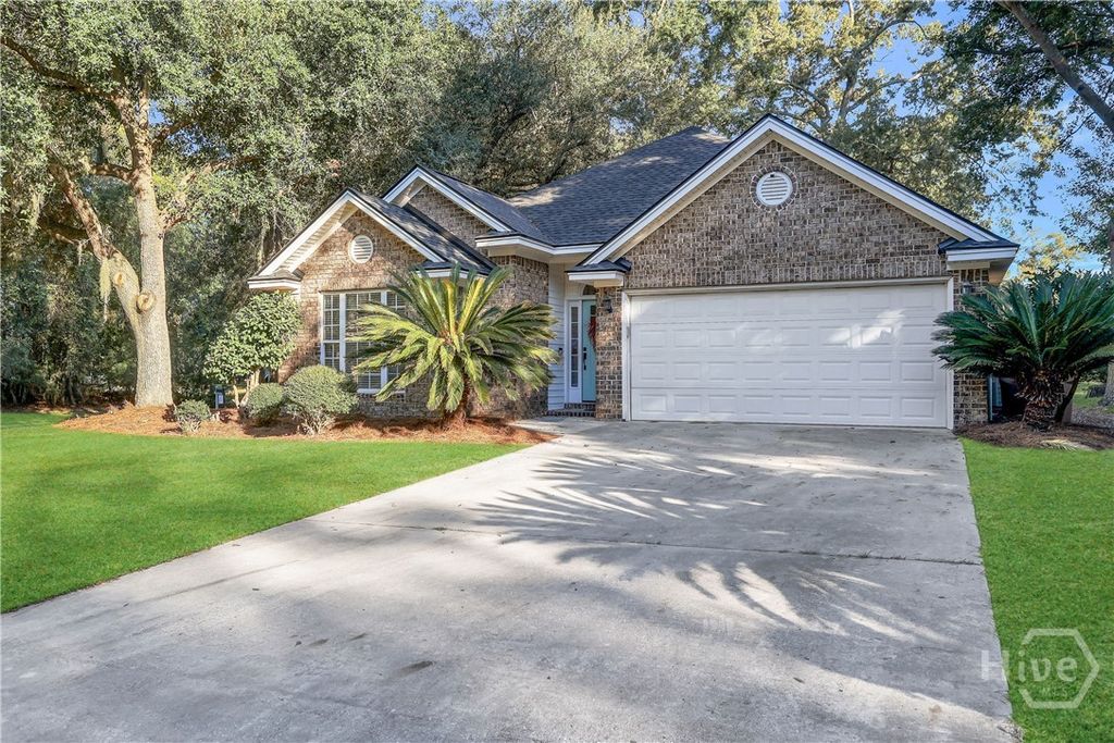 Image 4 of property listing at 15 Heron View Court, Richmond Hill, GA 31324