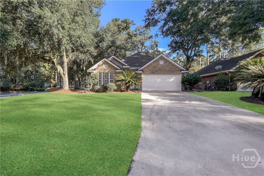 Image 5 of property listing at 15 Heron View Court, Richmond Hill, GA 31324