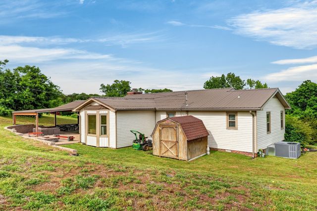 10 Briarhill Dr, Fayetteville, TN 37334