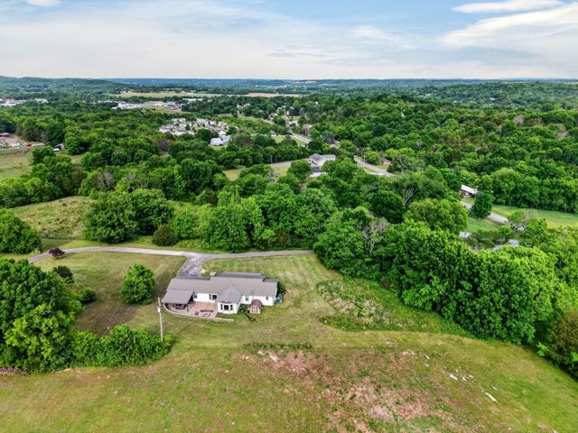 10 Briarhill Dr, Fayetteville, TN 37334