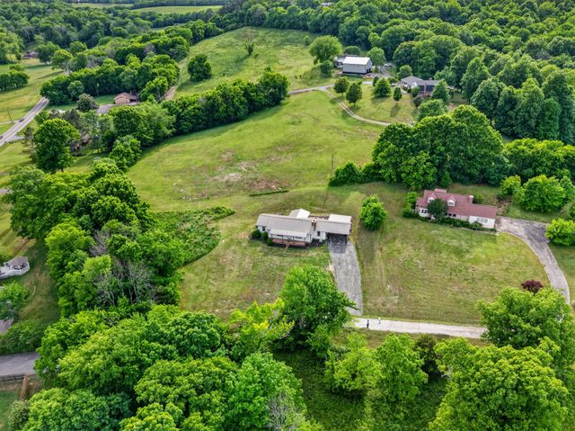 10 Briarhill Dr, Fayetteville, TN 37334