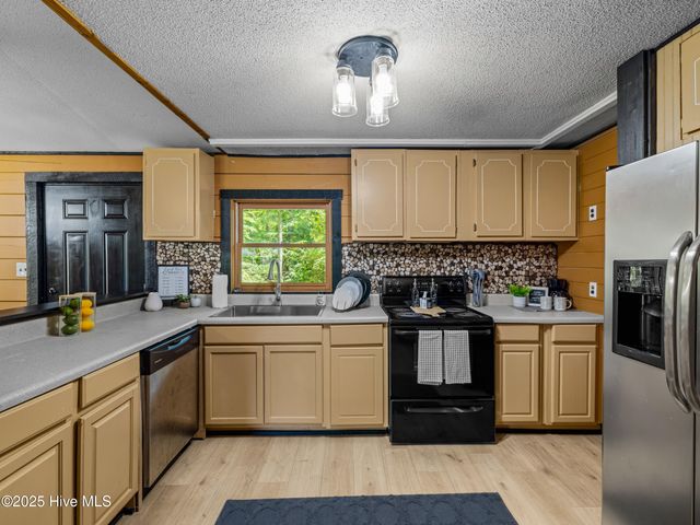 210 Edgewood Drive, Jacksonville, NC 28546