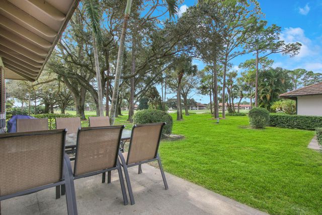 533 Club Drive, Palm Beach Gardens, FL 33418
