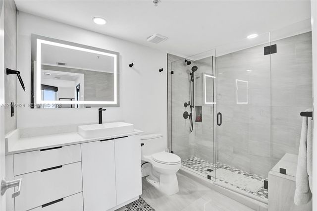 335 S Biscayne Blvd 3807, Miami, FL 33131