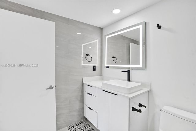 335 S Biscayne Blvd 3807, Miami, FL 33131