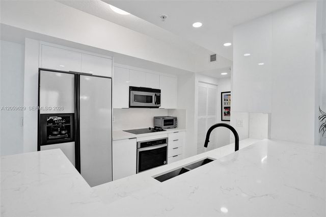 335 S Biscayne Blvd 3807, Miami, FL 33131