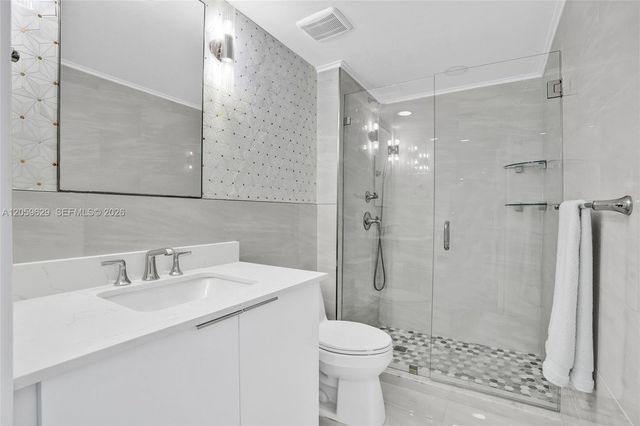 335 S Biscayne Blvd 3807, Miami, FL 33131