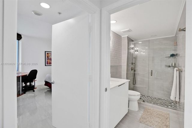335 S Biscayne Blvd 3807, Miami, FL 33131