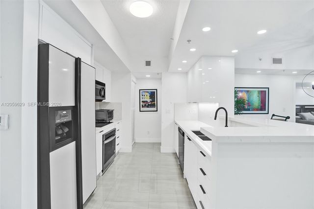 335 S Biscayne Blvd 3807, Miami, FL 33131