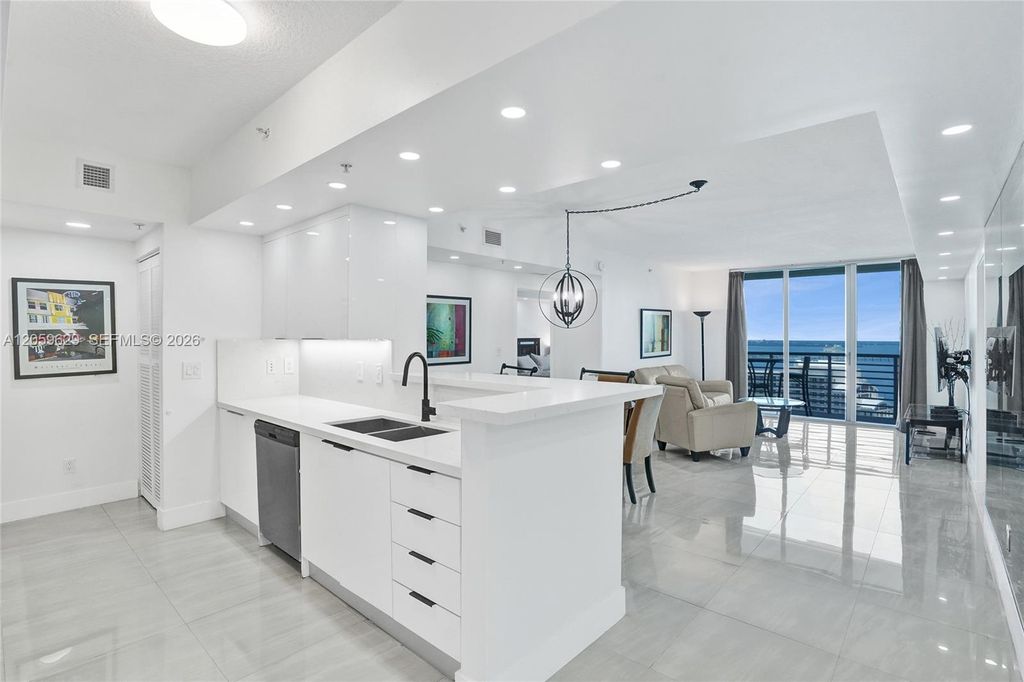 335 S Biscayne Blvd 3807, Miami, FL 33131