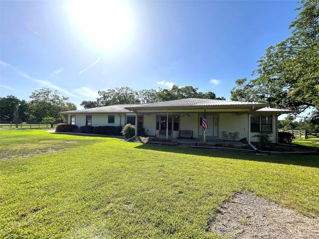 841 Joiner RD, La Grange, TX 78945