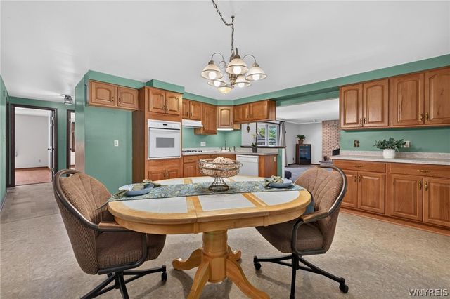 72 Carmelite Drive, West Seneca, NY 14224