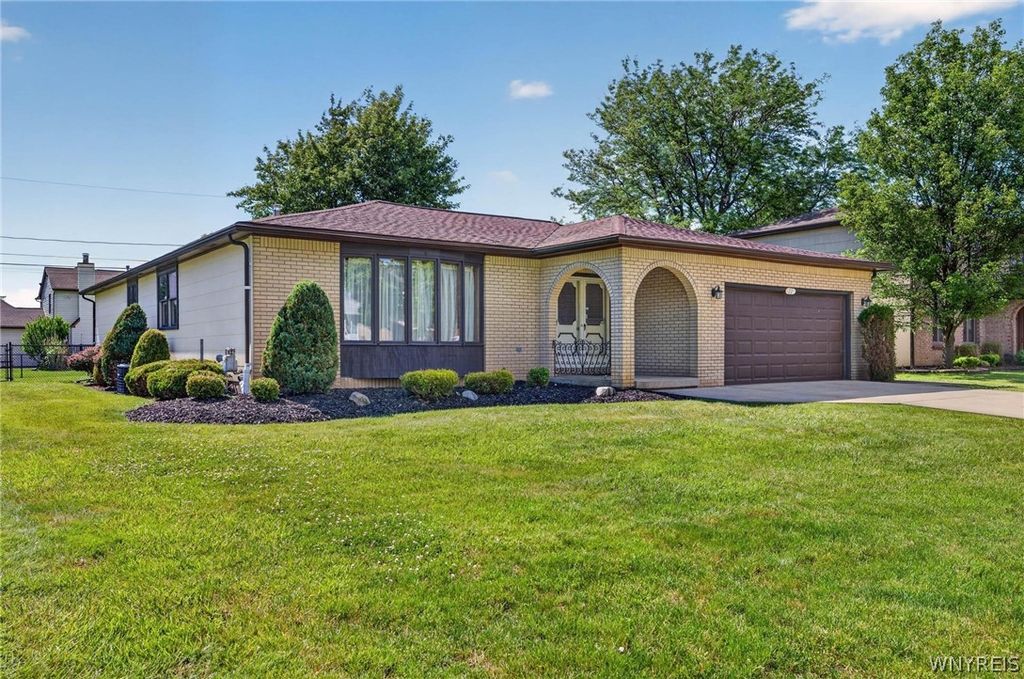 72 Carmelite Drive, West Seneca, NY 14224