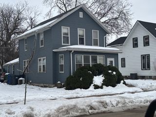 2235 PERSHING Boulevard, Clinton, IA 52732