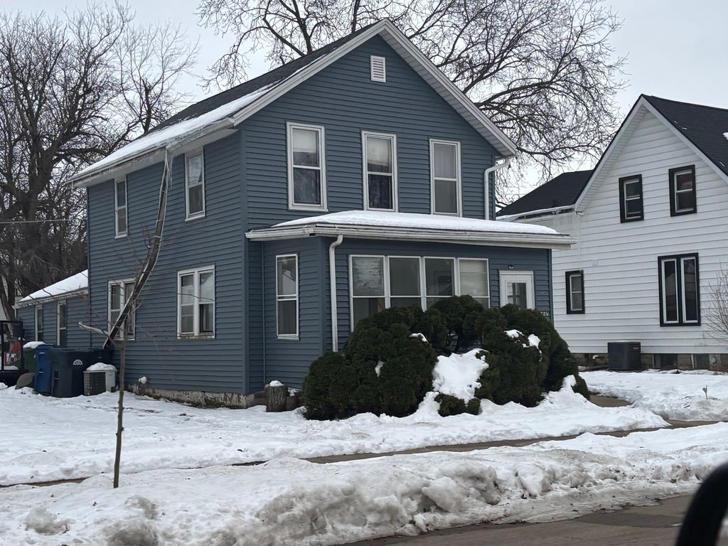 2235 PERSHING Boulevard, Clinton, IA 52732