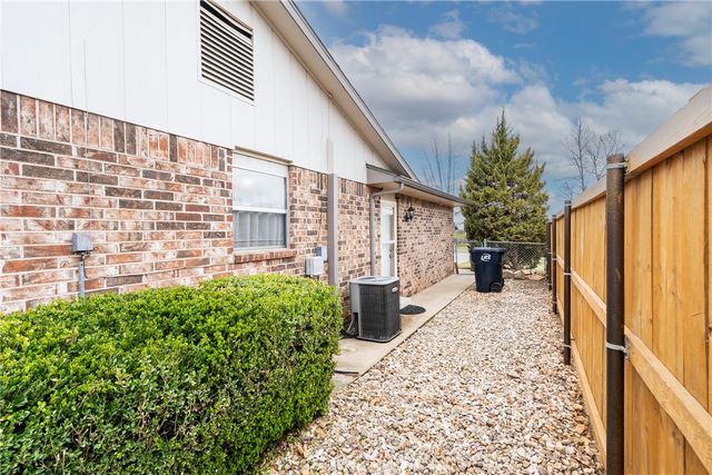 1405 W Mimosa Street, Rogers, AR 72758