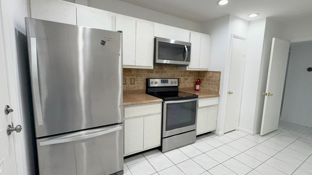 879 NE 195th Street Apt 227, Miami, FL 33179