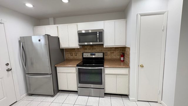 879 NE 195th Street Apt 227, Miami, FL 33179