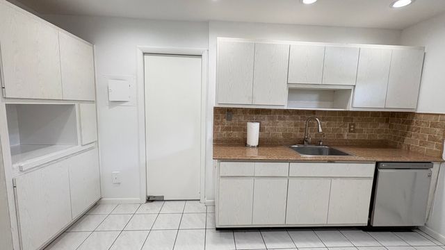 879 NE 195th Street Apt 227, Miami, FL 33179