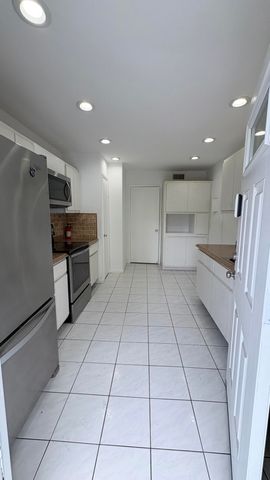 879 NE 195th Street Apt 227, Miami, FL 33179