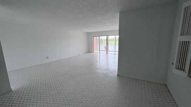 879 NE 195th Street Apt 227, Miami, FL 33179