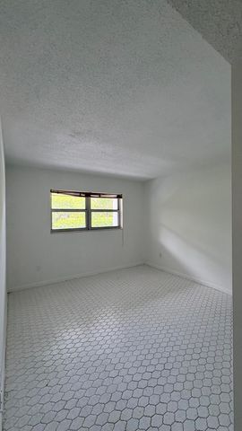 879 NE 195th Street Apt 227, Miami, FL 33179