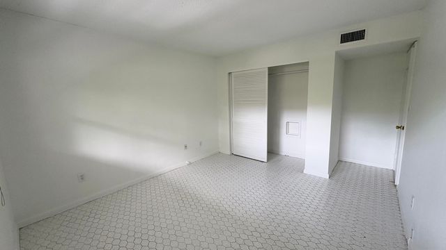 879 NE 195th Street Apt 227, Miami, FL 33179