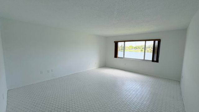 879 NE 195th Street Apt 227, Miami, FL 33179