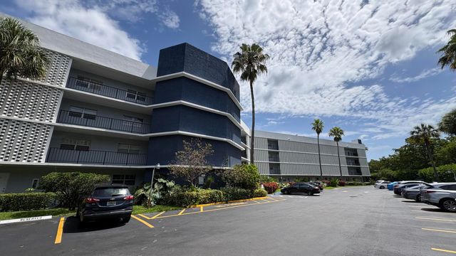 879 NE 195th Street Apt 227, Miami, FL 33179
