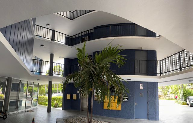 879 NE 195th Street Apt 227, Miami, FL 33179