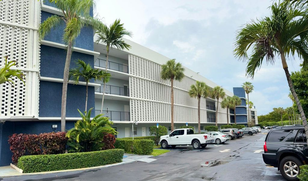 879 NE 195th Street Apt 227, Miami, FL 33179