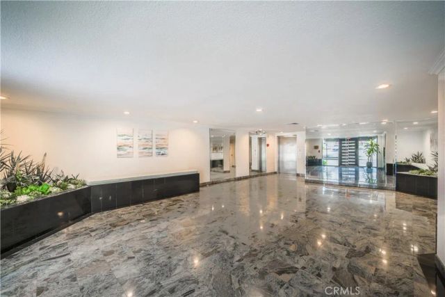 14115 Moorpark, Sherman Oaks, CA 91423