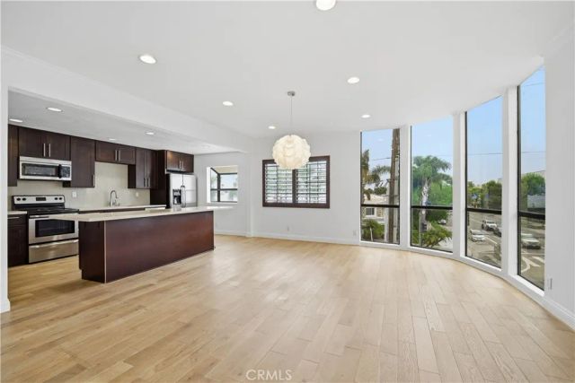 14115 Moorpark, Sherman Oaks, CA 91423
