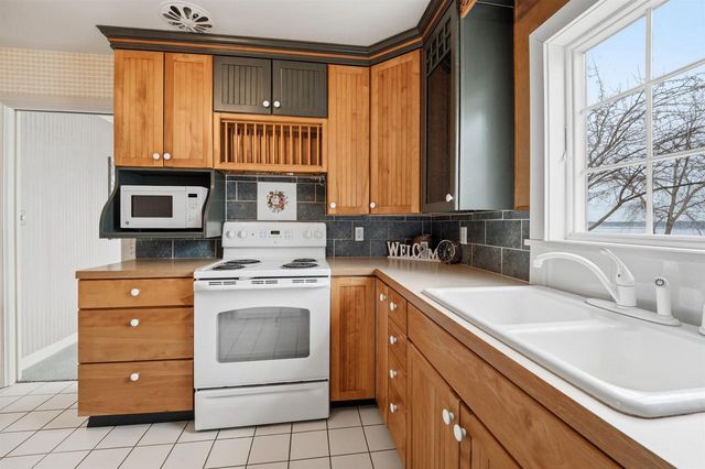 1710 LAKESHORE DRIVE, Menasha, WI 54952