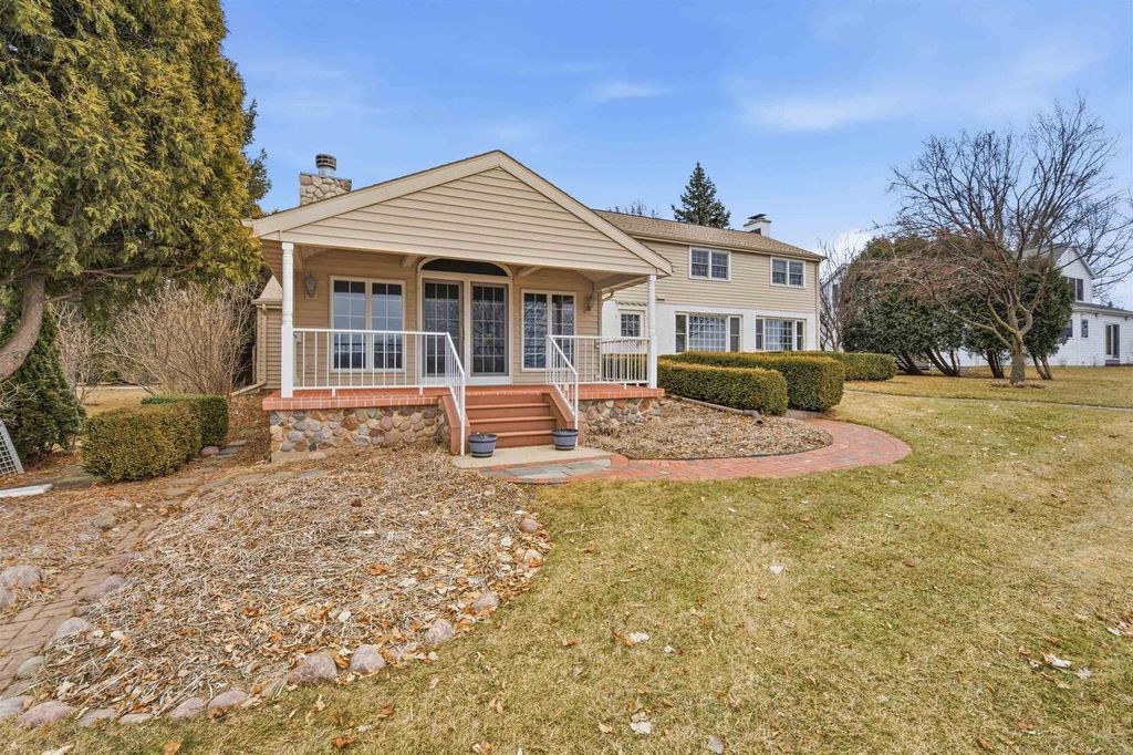 1710 LAKESHORE DRIVE, Menasha, WI 54952