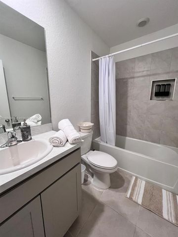 245 NE 3rd Ct, Florida City, FL 33034