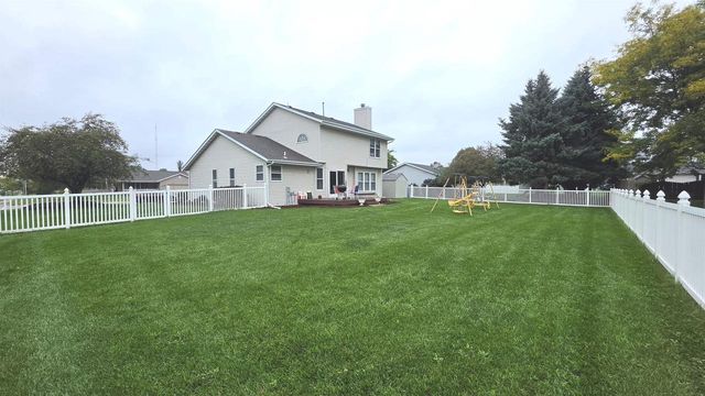 1304 N Wuthering Hills Drive, Janesville, WI 53546