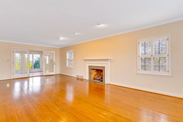 462 N Crest Road, Chattanooga, TN 37404