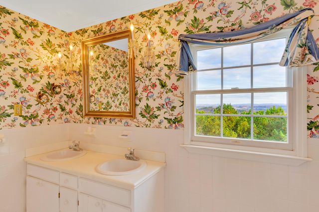 462 N Crest Road, Chattanooga, TN 37404