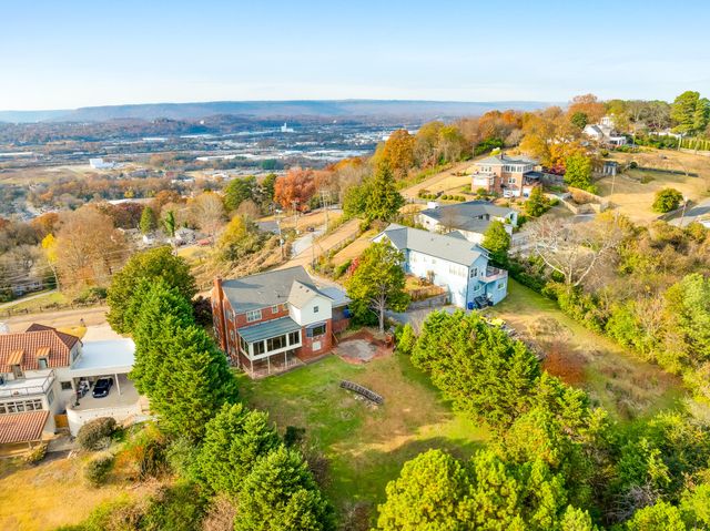 462 N Crest Road, Chattanooga, TN 37404